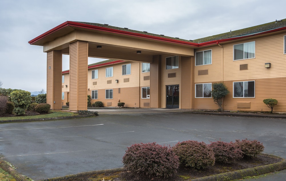 Bridgeway Inn & Suites Sublimity - photo 2