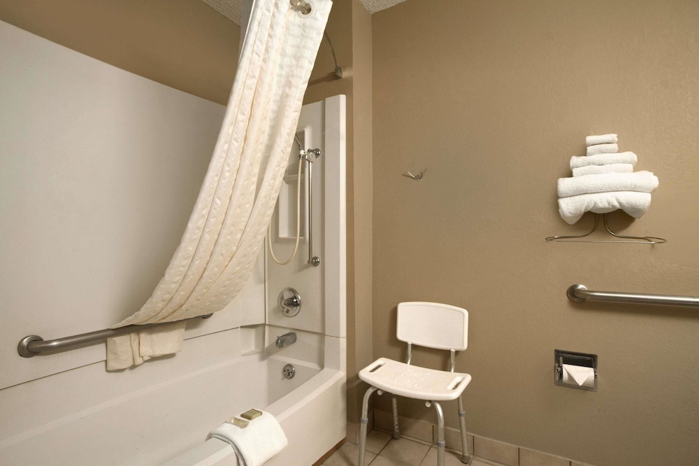 Super 8 by Wyndham Homewood Birmingham Area - photo 20