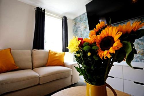 Stylish Village Townhouse w Parking Near Leeds & York