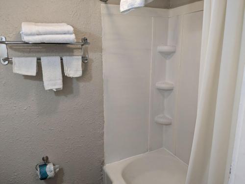 Bea's Parkway Inn - photo 16