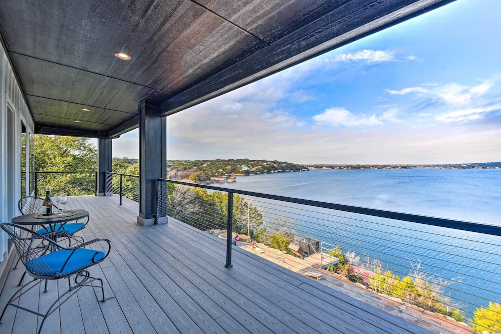 Luxury Lake Granbury Cliffside Home with Deck — 4-Star Luxury Hotel in Granbury, United States