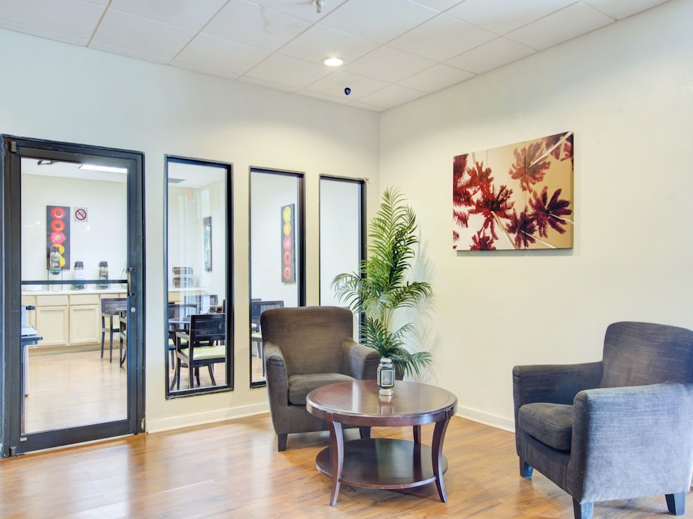OYO Hotel Dundee By Crystal Lake - photo 9