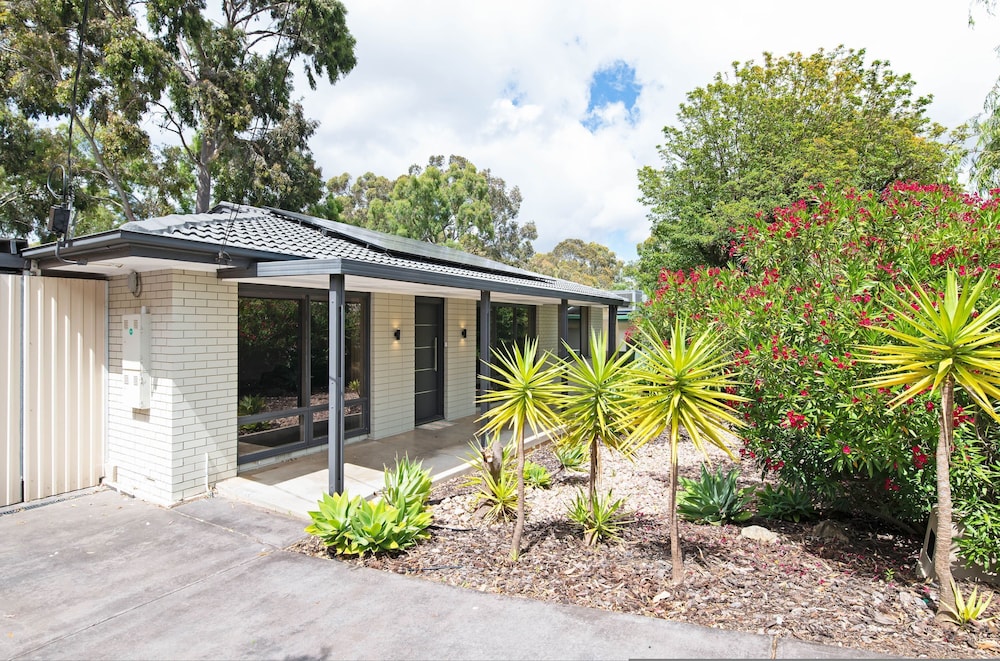 Home among the Gum Trees free wine — 4-Star Luxury Hotel in Modbury, Australia