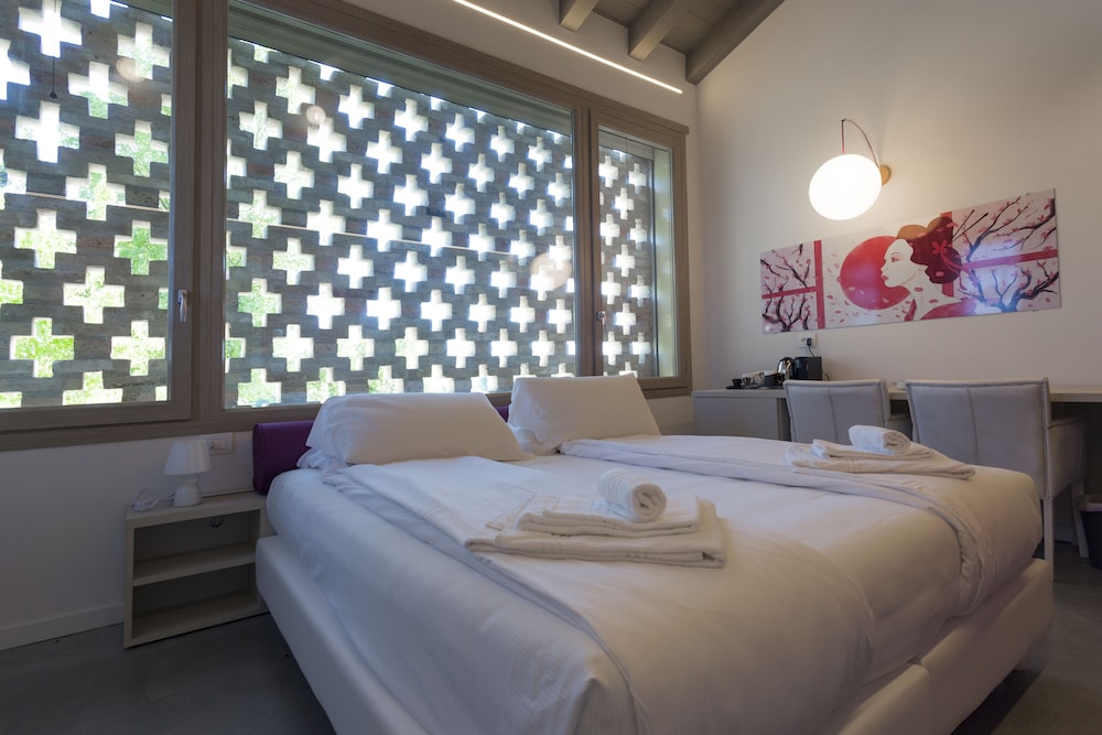 Agriturismo Redó — 4-Star Luxury Hotel in Ponti Sul Mincio, Italy
