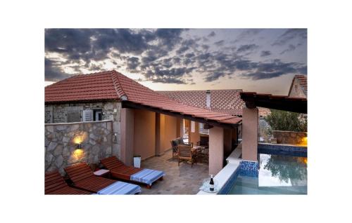 Awesome Home In Zastrazisce With Wifi — 4-Star Luxury Hotel in Jelsa, Croatia