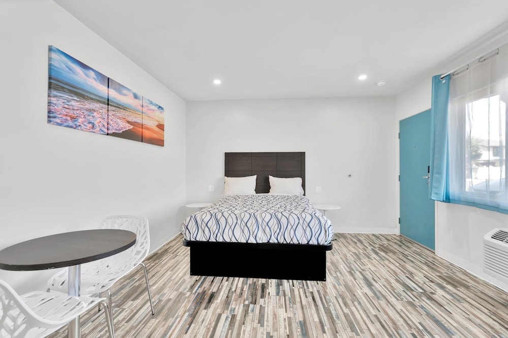 Tradewinds Motel - photo 11