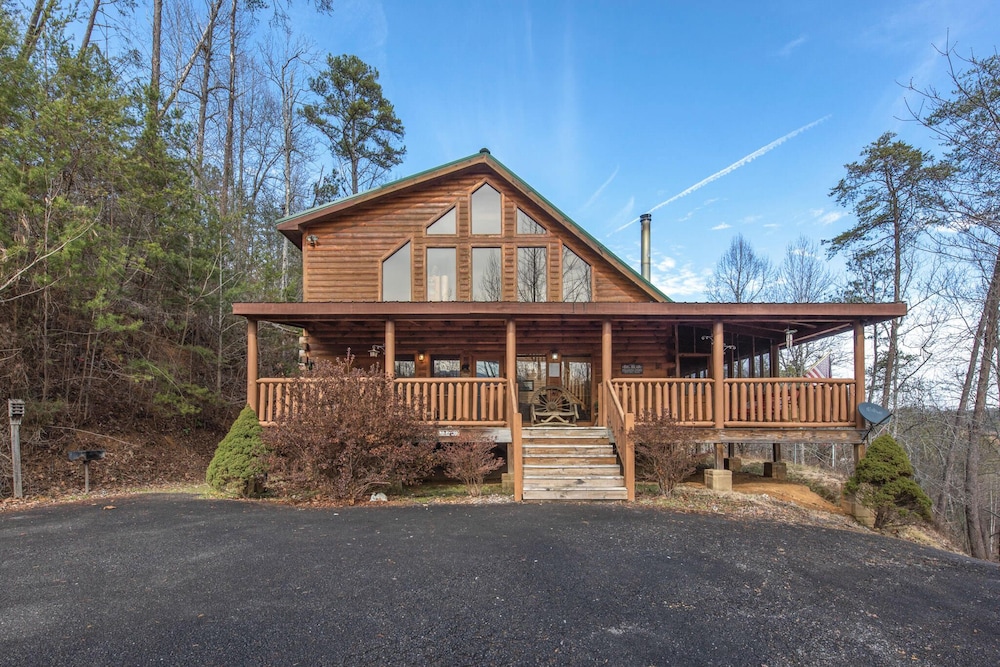 Woodland Wonder w Hot Tub and Pool Table in Sevierville, United States