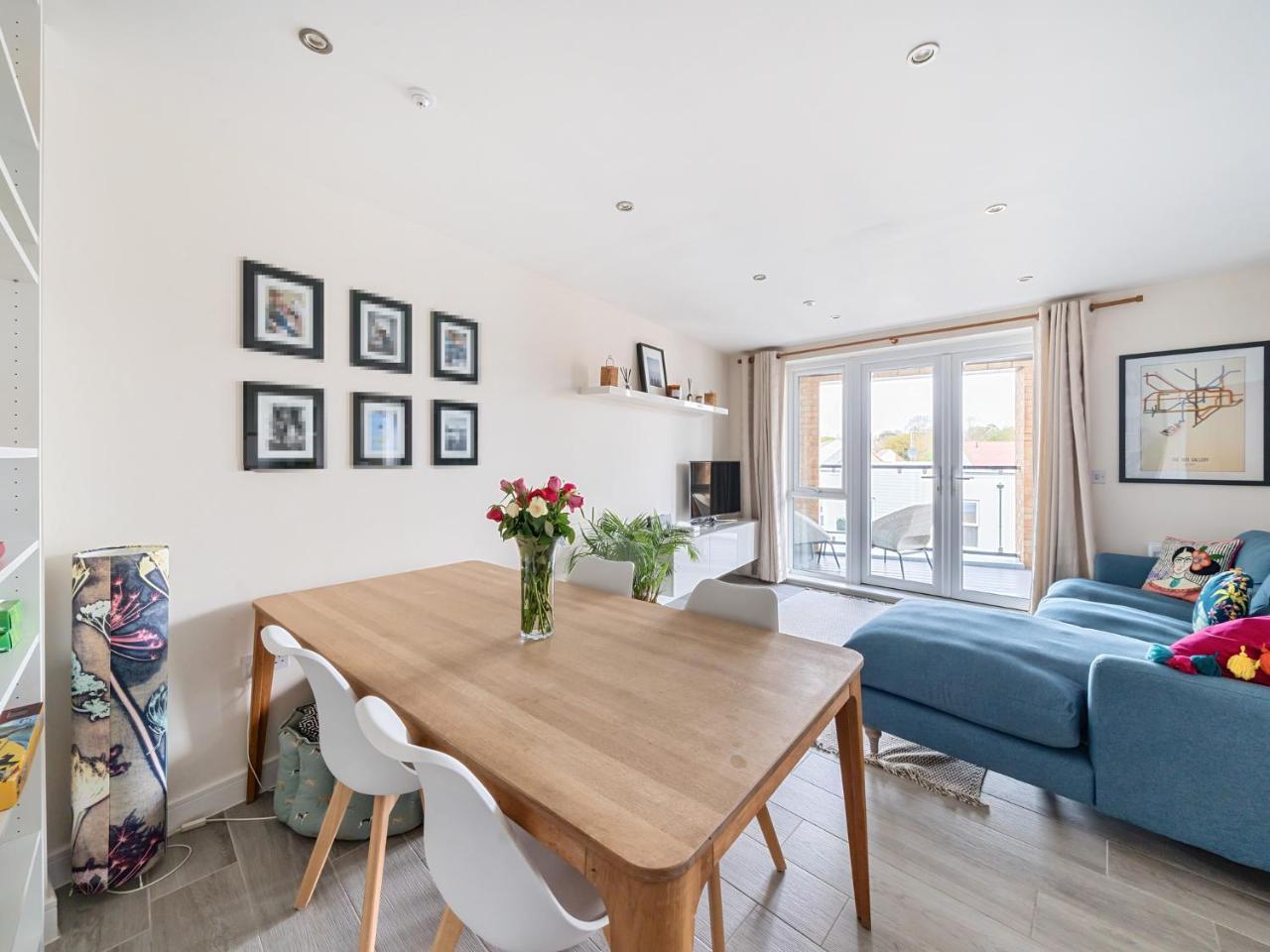 Spacious Apartment in Addlestone with Free Parking Pass the Keys — 4-Star Luxury Hotel in Addlestone, United Kingdom