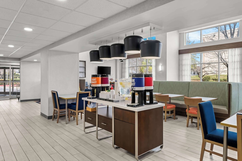 Hampton Inn & Suites Charlotte Airport - photo 39