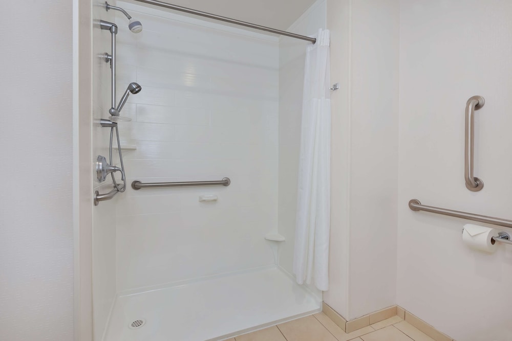 Hampton Inn & Suites Flint Grand Blanc - photo 23