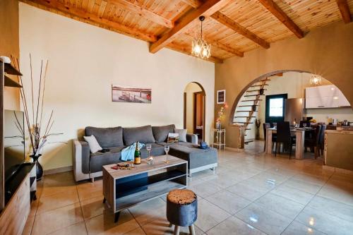 Elizabeth Country House — 4-Star Luxury Hotel in Agios Matthaios, Greece