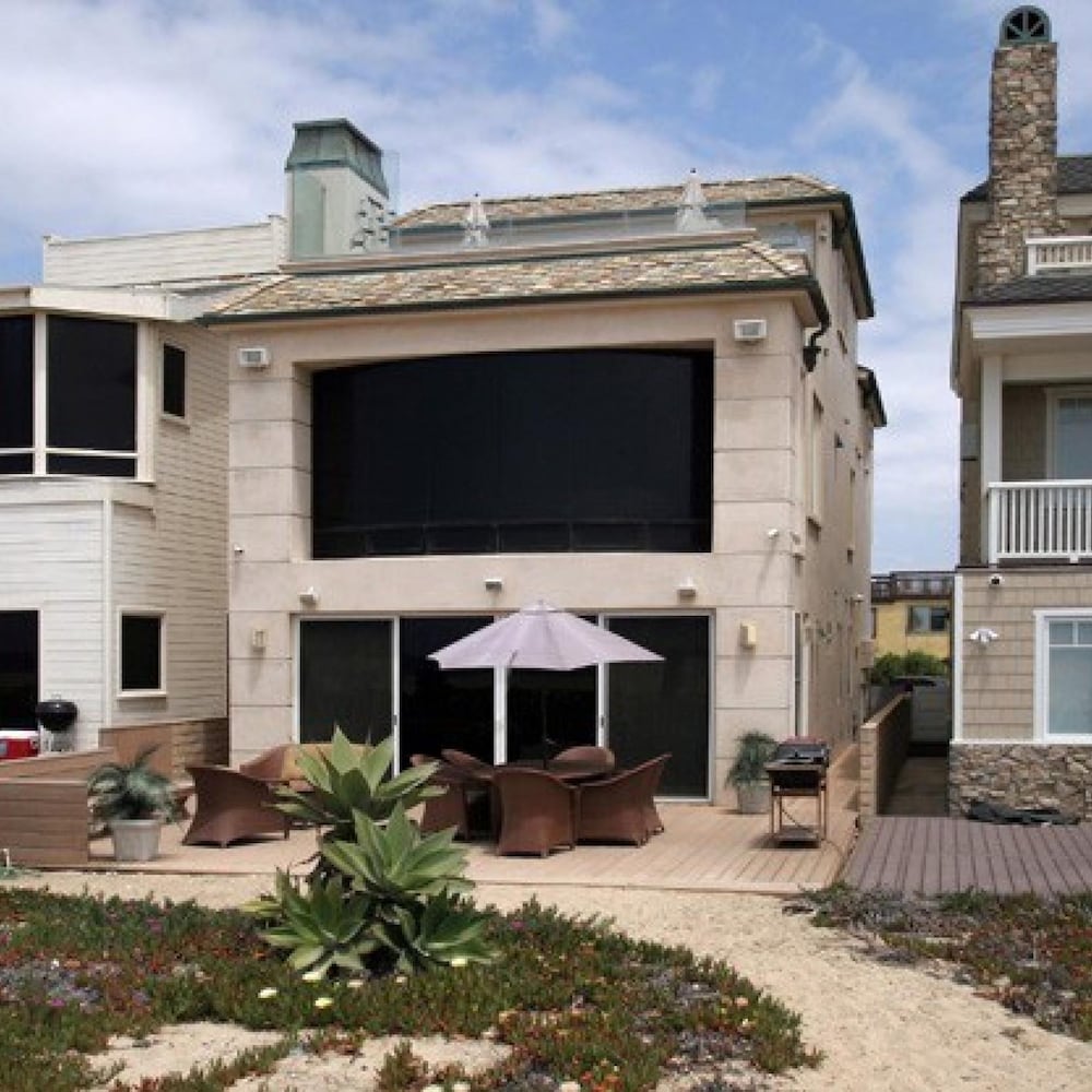 3 Bedroom 2 Bath Beachfront Home — 4-Star Luxury Hotel in Huntington Beach, United States