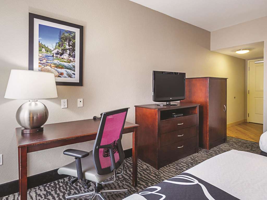 La Quinta Inn & Suites by Wyndham Fresno Northwest - photo 17