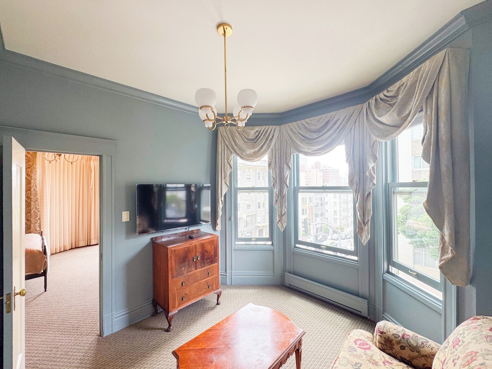 Nob Hill Inn - photo 40