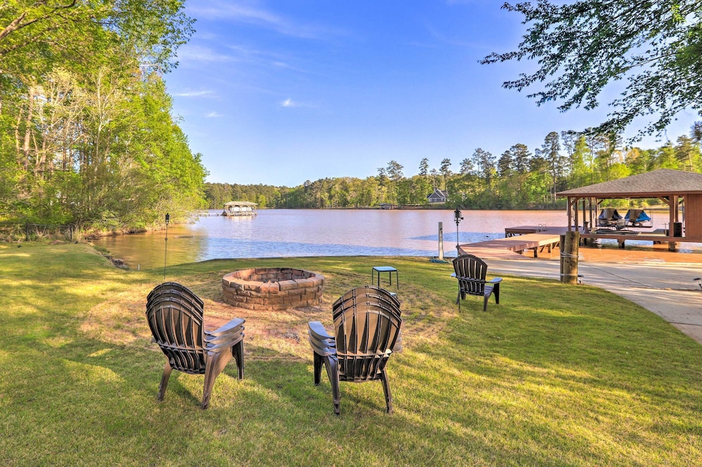 Chic Lake Sinclair Retreat With Dock And Hot Tub — Milledgeville