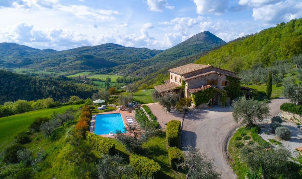 Casale degli Olivi — 4-Star Luxury Hotel in Perugia, Italy