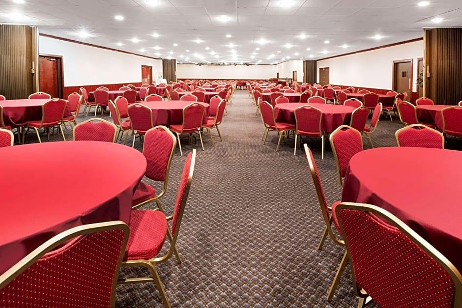 Ramada by Wyndham Medford Hotel and Conference Center - photo 17