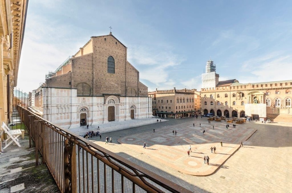 Piazza Maggiore Suite — 4-Star Luxury Hotel in Bologna, Italy