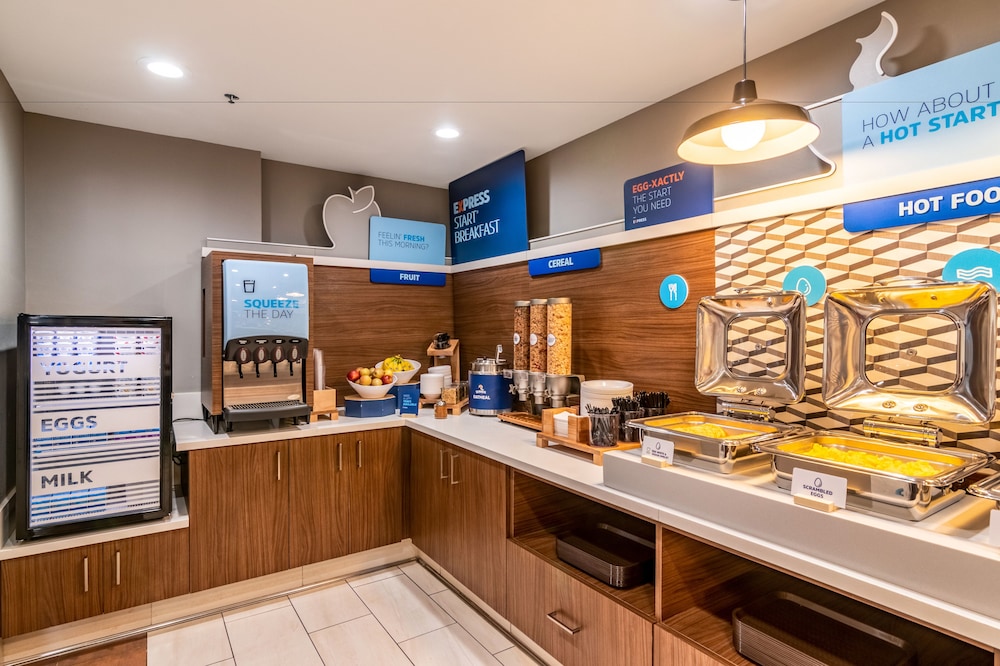 Holiday Inn Express & Suites Camarillo by IHG - photo 33