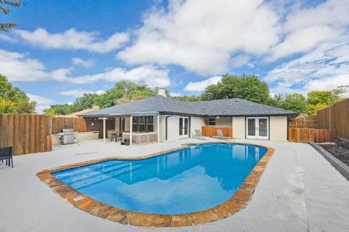 Gorgeous Sunny Home for Big Groups w Private Pool — 4-Star Luxury Hotel in Garland, United States