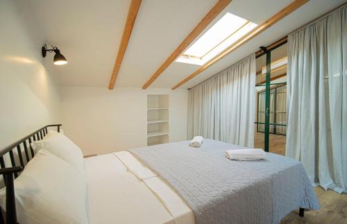 3BR Scenic Terrace Apt in Abanotubani By Wehost