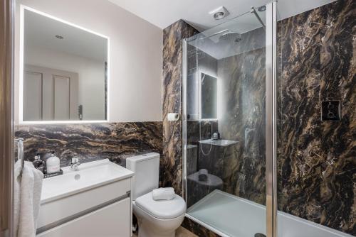 Sugar Reef A Fantastic Modern House with Garden Free Parking for 2 cars Electric Vehicle Point Whitby Beach Shops Bars Restaurants just a 10 minute walk away Maximum Occupancy 4 Guests