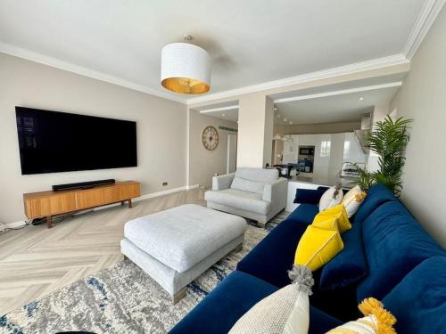 3 bed Garden Apt Clifftop sleeps 8 with parking and Lazy Spa — 4-Star Luxury Hotel in Bournemouth, United Kingdom