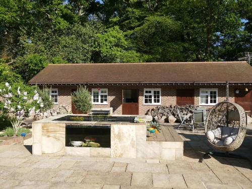 The Stables 2 bed with large garden and hot tub. in Sway, United Kingdom