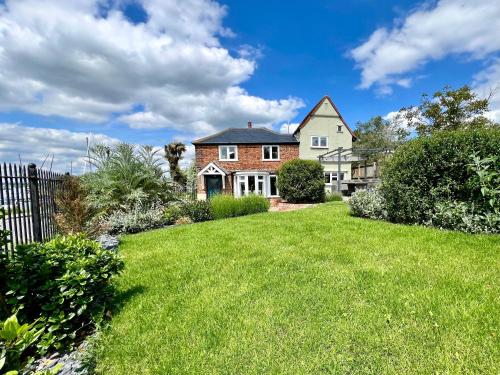 Cosy Coastal 2 Bedroom Cottage with Hot Tub and Log Burner — 4-Star Luxury Hotel in West Mersea, United Kingdom