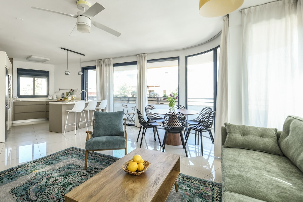 Stylish 3 BR Apt w Balcony and Parking — 4-Star Luxury Hotel in Tel Aviv, Israel