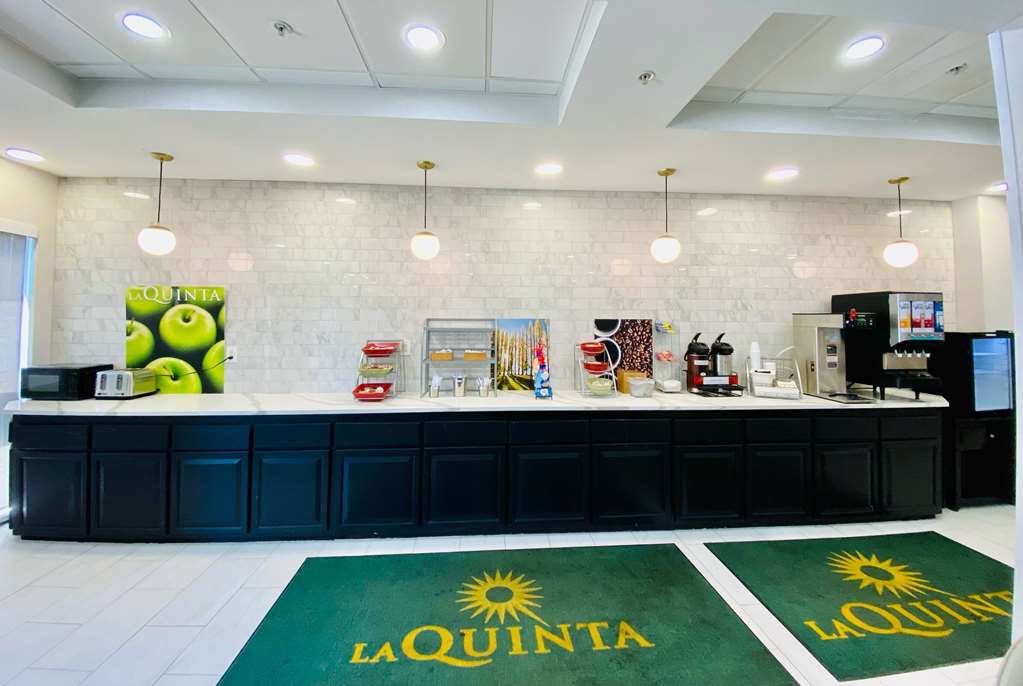 La Quinta Inn & Suites by Wyndham Mt. Laurel Philadelphia - photo 9