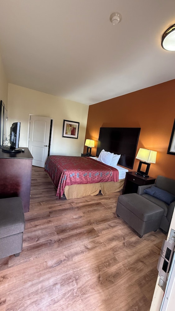 Executive Inn and Suites - photo 8