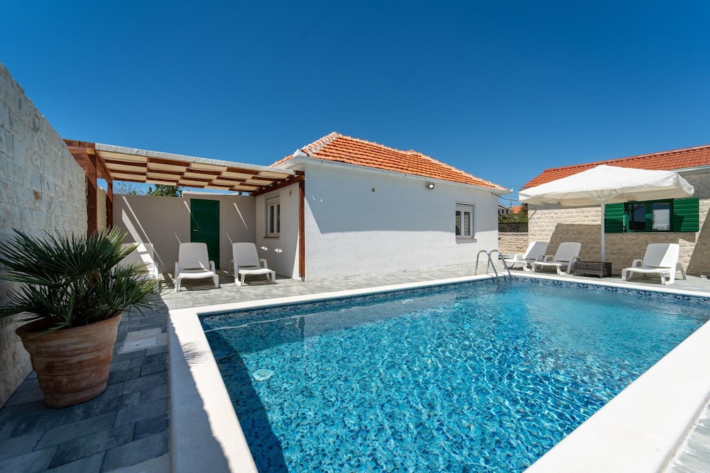 Villa Iva — 4-Star Luxury Hotel in Sveti Filip I Jakov, Croatia