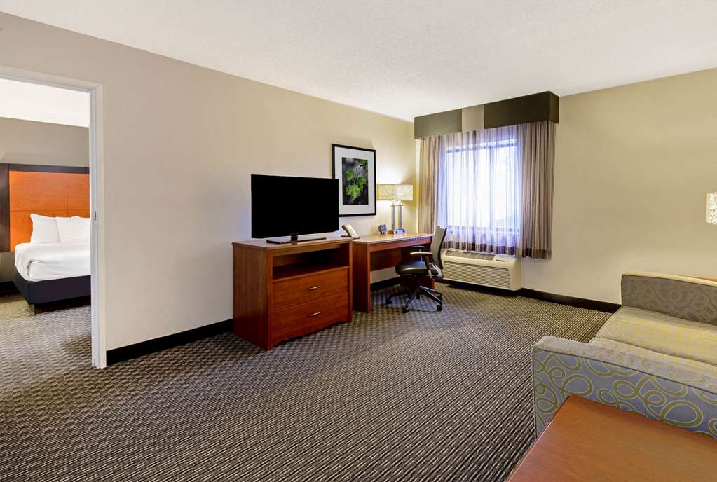La Quinta Inn & Suites by Wyndham Harrisburg Airport Hershey - photo 20