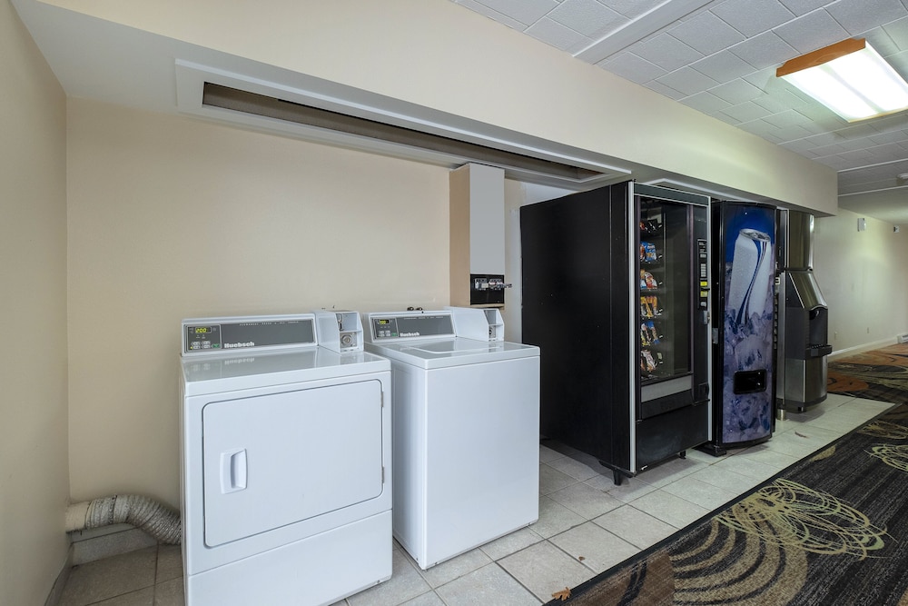 Red Roof Inn & Suites Hazleton - photo 41