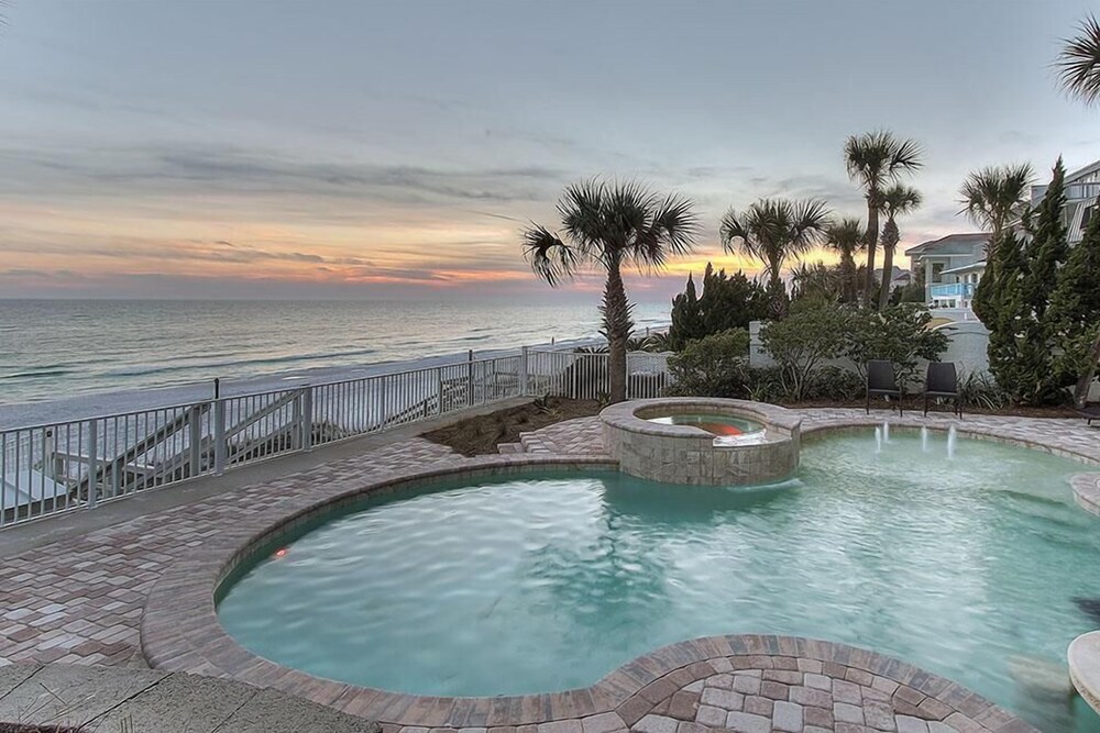 Not the Norm 11 Bedroom Holiday Home by Five Star Properties — 4-Star Luxury Hotel in Miramar Beach, United States