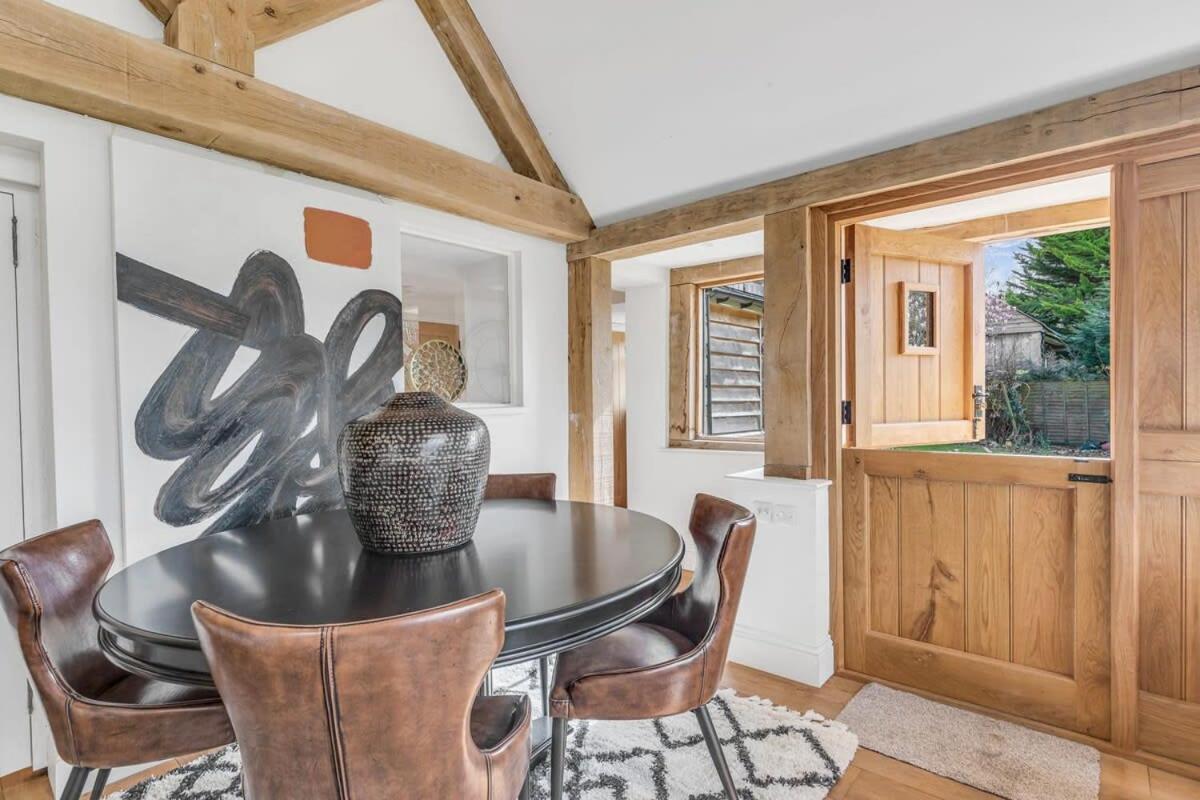Honeysuckle Cottage Hot Tub Packages Available — 4-Star Luxury Hotel in Stow On The Wold, United Kingdom