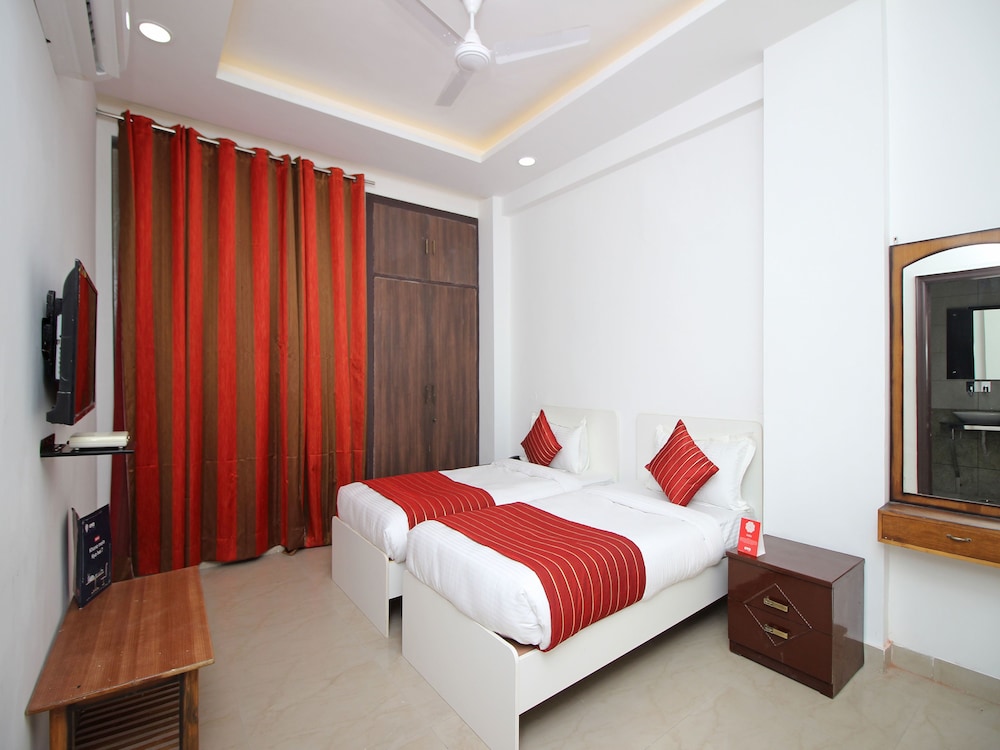 Oyo 9915 Petals Inn - last minute hotel in Noida