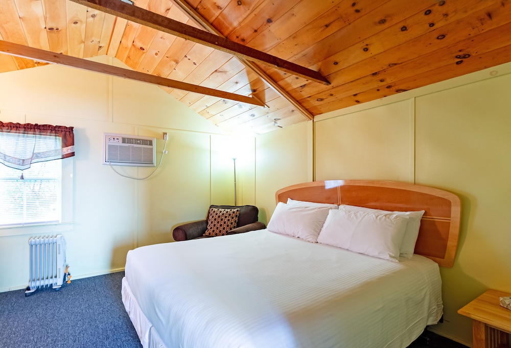Half Moon Motel & Cottages - photo 13