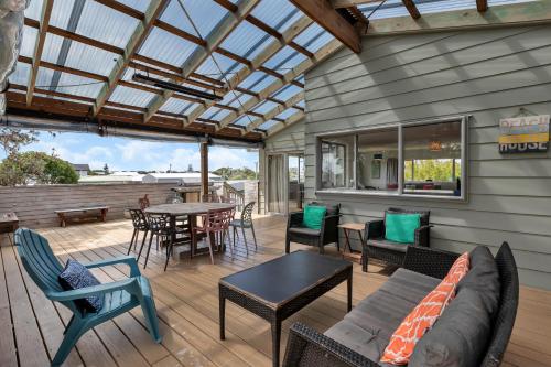 Sea Serenity Ruakaka Holiday Home — 4-Star Luxury Hotel in Ruakaka, New Zealand