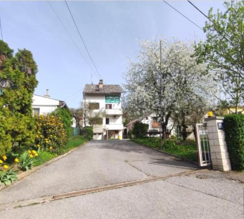 Mirna noć soba s 2 odvojena kreveta in Zagreb, Croatia