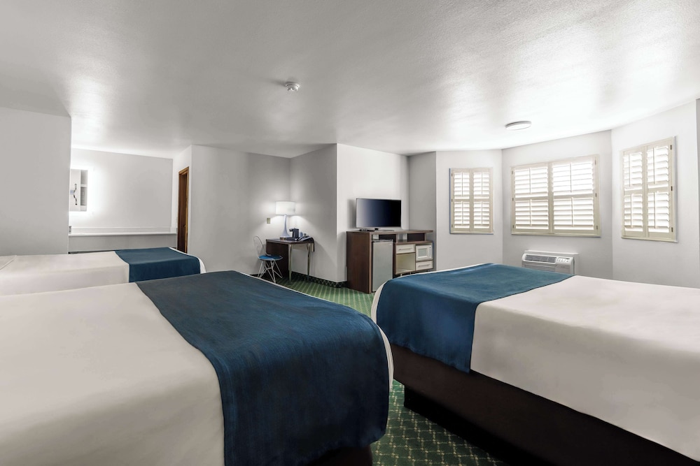 Days Inn & Suites by Wyndham Flagstaff Near University - photo 7