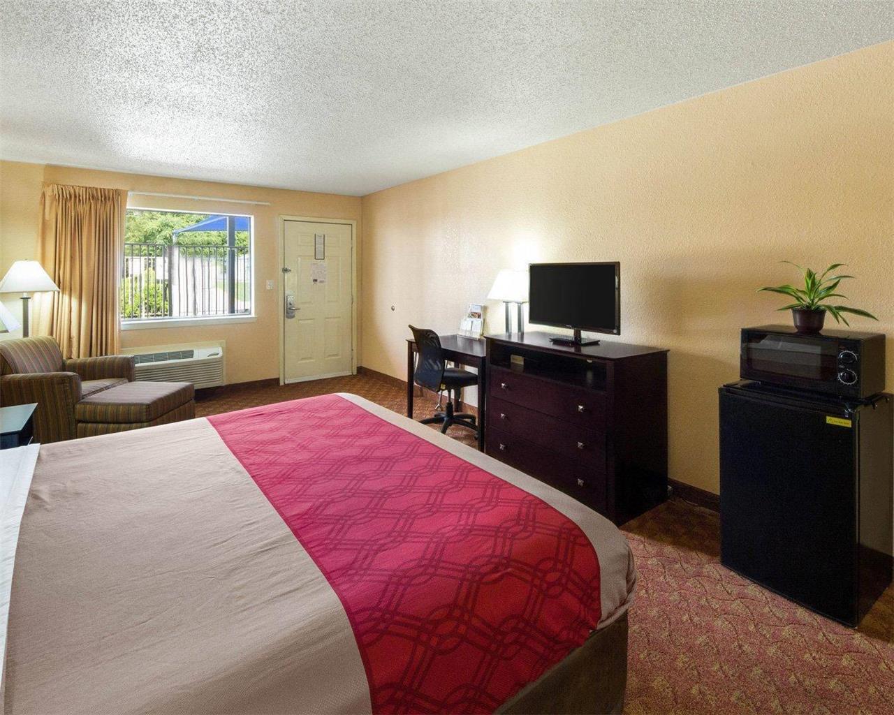Econo Lodge Inn & Suites Coliseum - photo 16