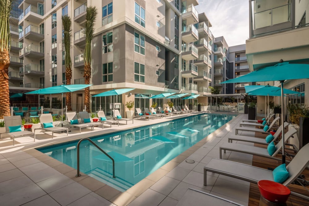 Resort Style Suites in Downtown LA - carbon neutral hotel in Los Angeles