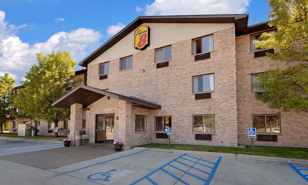 Super 8 by Wyndham Mt. Pleasant - carbon neutral hotel in Mount Pleasant