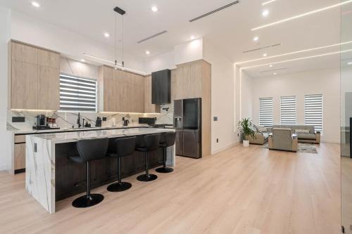 The Valley Nest Backyard Gameroom — 4-Star Luxury Hotel in Los Angeles, United States