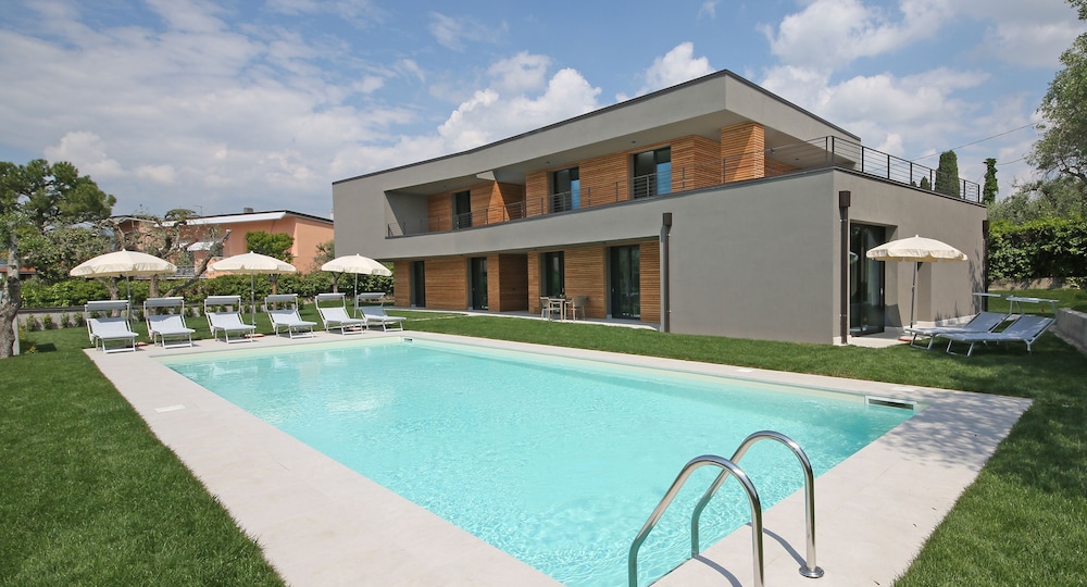 Villa T14 — 4-Star Luxury Hotel in Bardolino, Italy