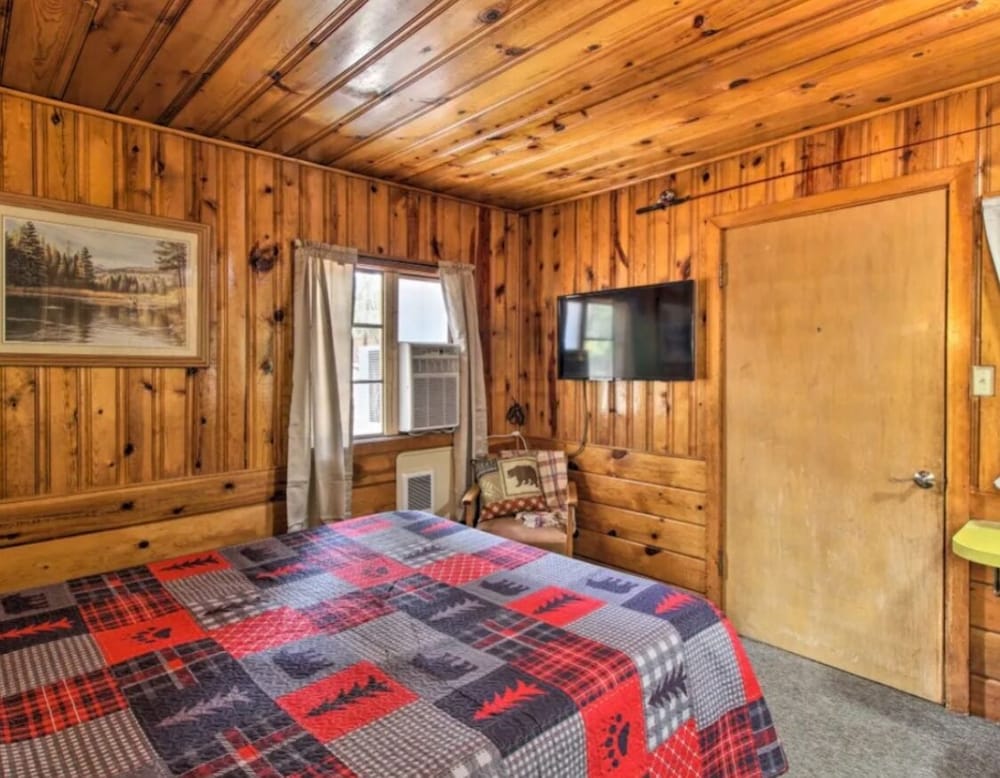 Hidden Rest Cabins Resort — Lakeside