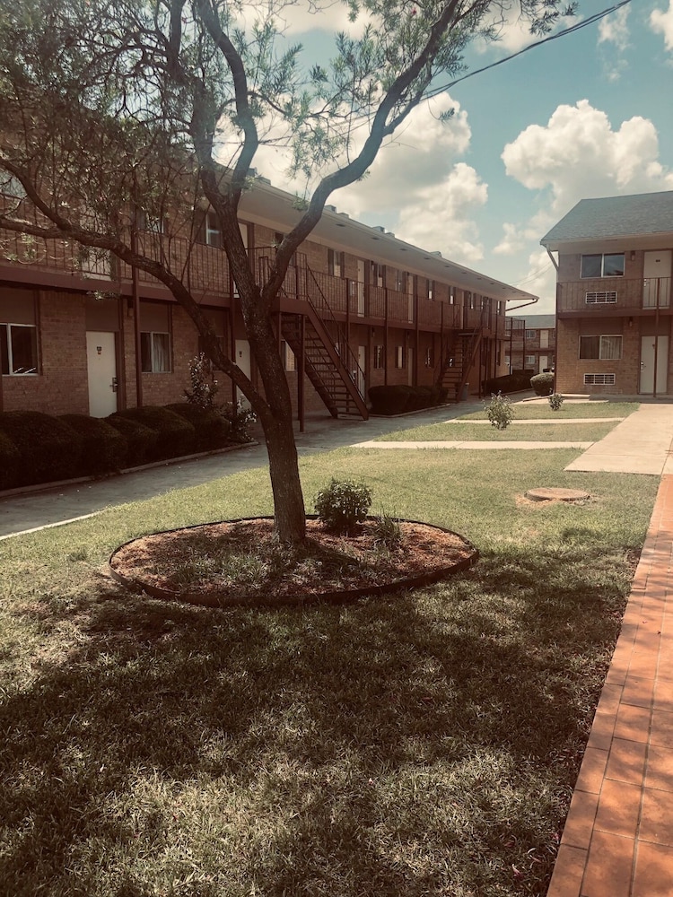 Hallmark Inn and Suites - photo 12