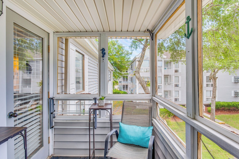 1 Block to Beach: Myrtle Beach Condo w Pool — 4-Star Luxury Hotel in Myrtle Beach, United States